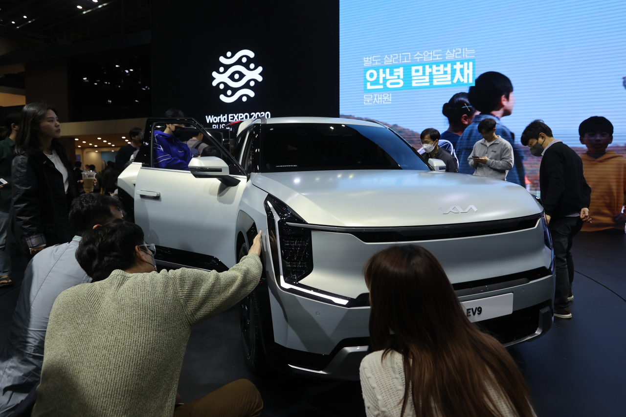 31일 경기 고양시 킨텍스에서 열린 ‘2023 서울모빌리티쇼’에서 참관객들이 기아의 EV9을 둘러보고 있다. [연합]