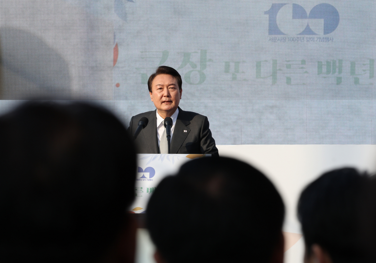 윤석열 대통령이 1일 대구 서문시장 인근에서 열린 '서문시장 100주년 기념식'에서 축사를 하고 있다. [연합]
