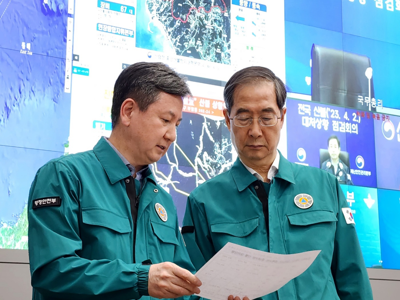 한덕수 국무총리가 2일 서울 종로구 정부서울청사 내 중앙재난안전대책본부 상황실에서 열린 전국 산불 대처 상황 점검 회의에 참석해 서울 인왕산과 충남 홍성 등 산불 진압 상황을 점검하고 있다. [연합]