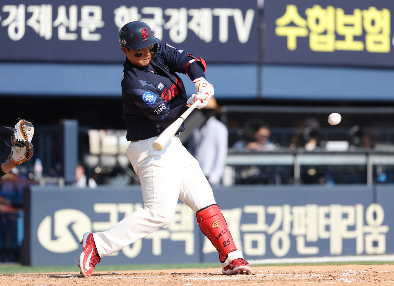 롯데 한동희가 7회초 1사 1,3루 상황에서 2타점 2루타를 치고 있다. 연합뉴스