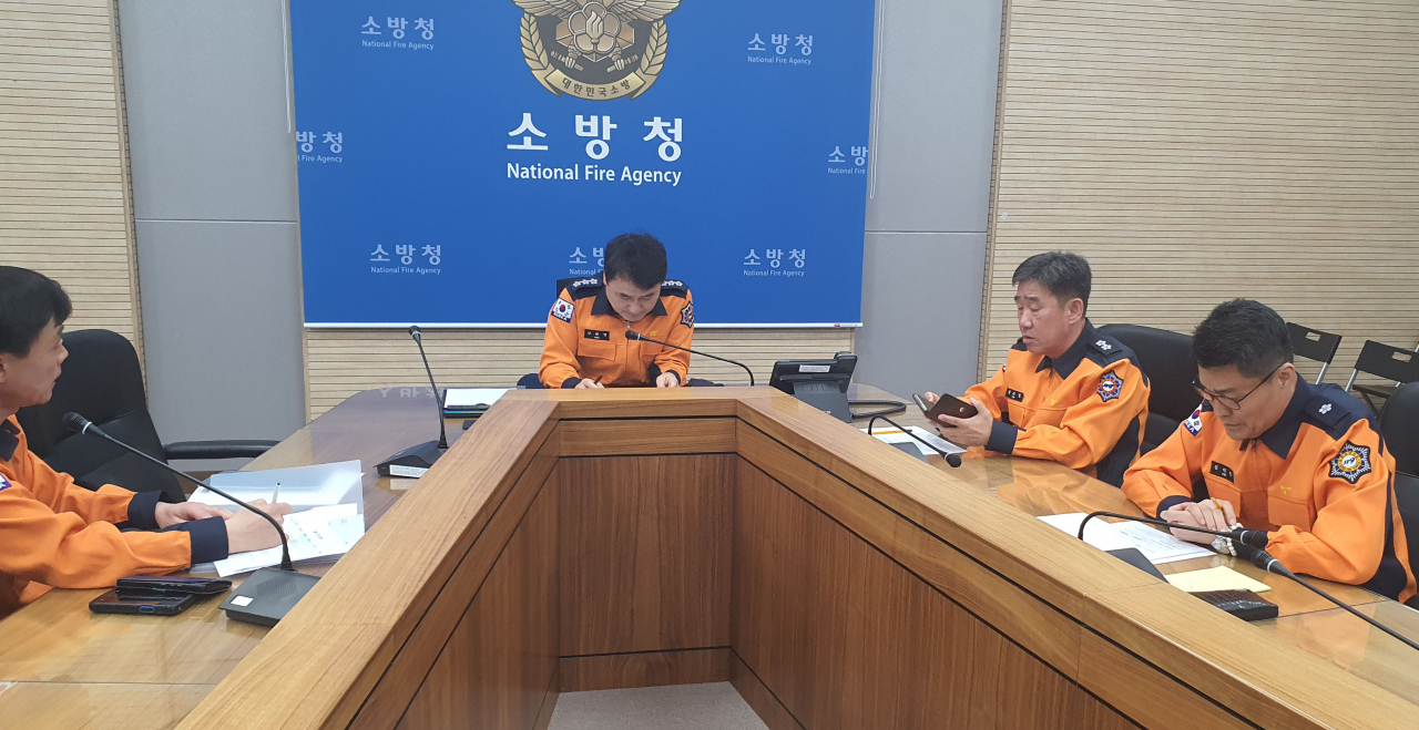 소방청이 2일 서울, 충남, 대전 등 전국 동시다발 산림화재 발생에 따라 긴급 상황판단회의를 열고 민가피해 최소화를 위해 각 현장에 국장급 상황관리관을 파견했다고 밝혔다. 사진은 긴급 상황판단회의를 주재하는 남화영 소방청장 직무대리. [연합]