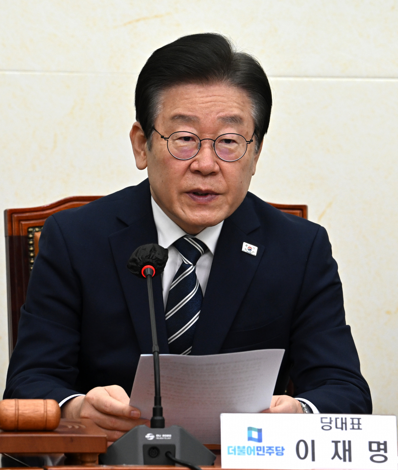 이재명 더불어민주당 대표가 29일 서울 영등포구 여의도 국회 당대표회의실에서 열린 더불어민주당 최고위원회의에 참석해 발언하고 있다. 임세준 기자
