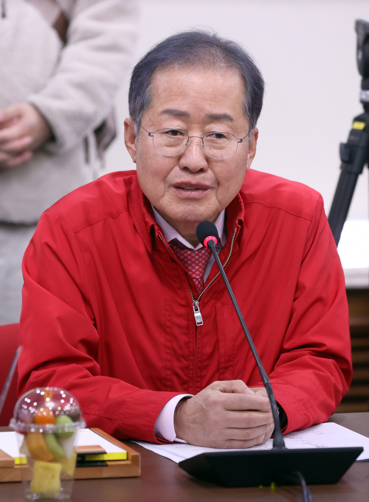 홍준표 대구시장이 20일 오후 대구시청(산격청사) 대회의실에서 열린 '국토교통부-대구광역시 국가산단 및 균형발전 현안 회의'에 참석해 발언하고 있다. [연합]
