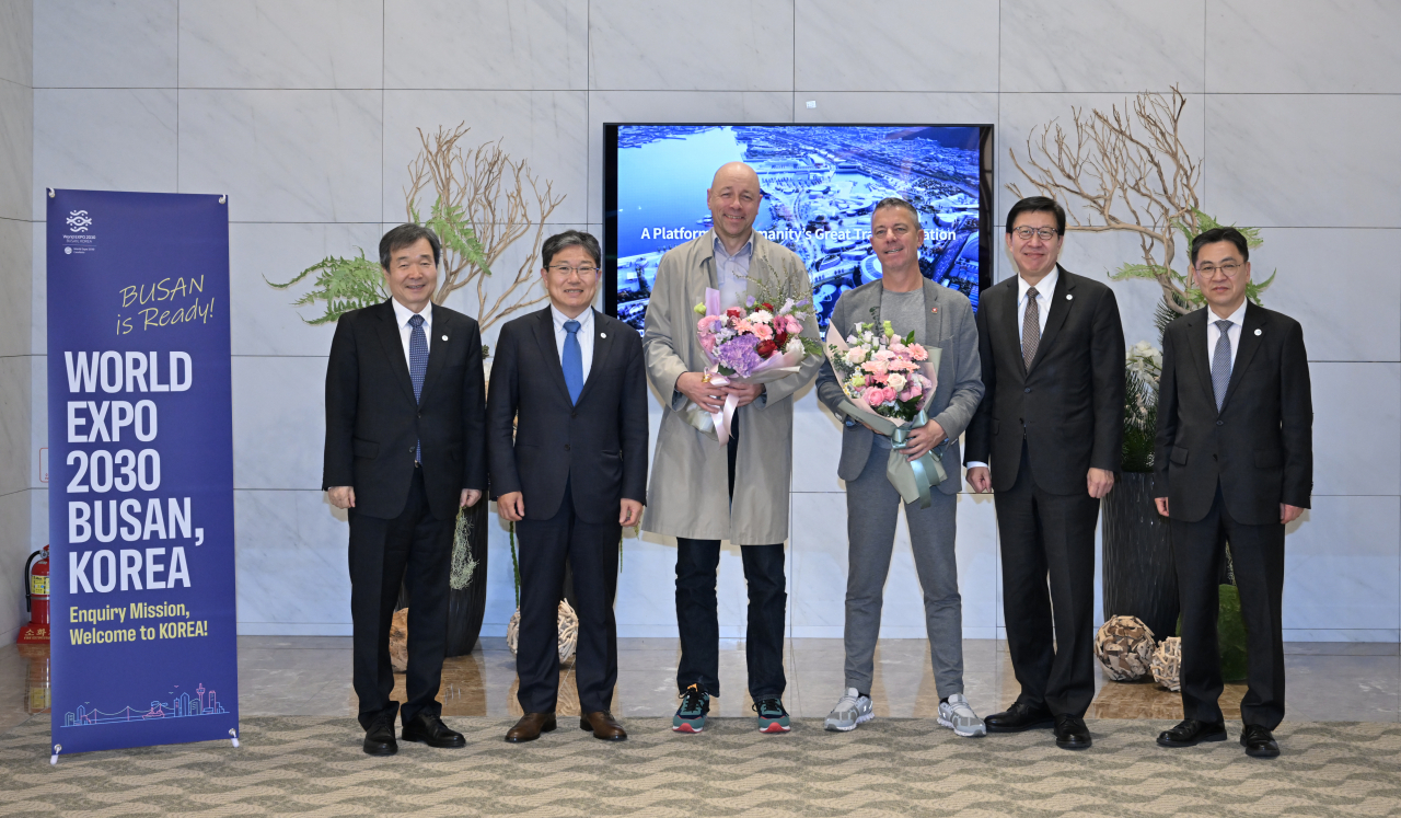 2일 오후 인천국제공항에서 세계박람회기구(BIE) 실사단이 박형준 부산시장과 윤상직 부산엑스포 유치위원회 사무총장 등과 함께 기념촬영을 하고 있다. 실사단은 7일까지 서울과 부산에서 방한 일정을 수행한다. [연합]