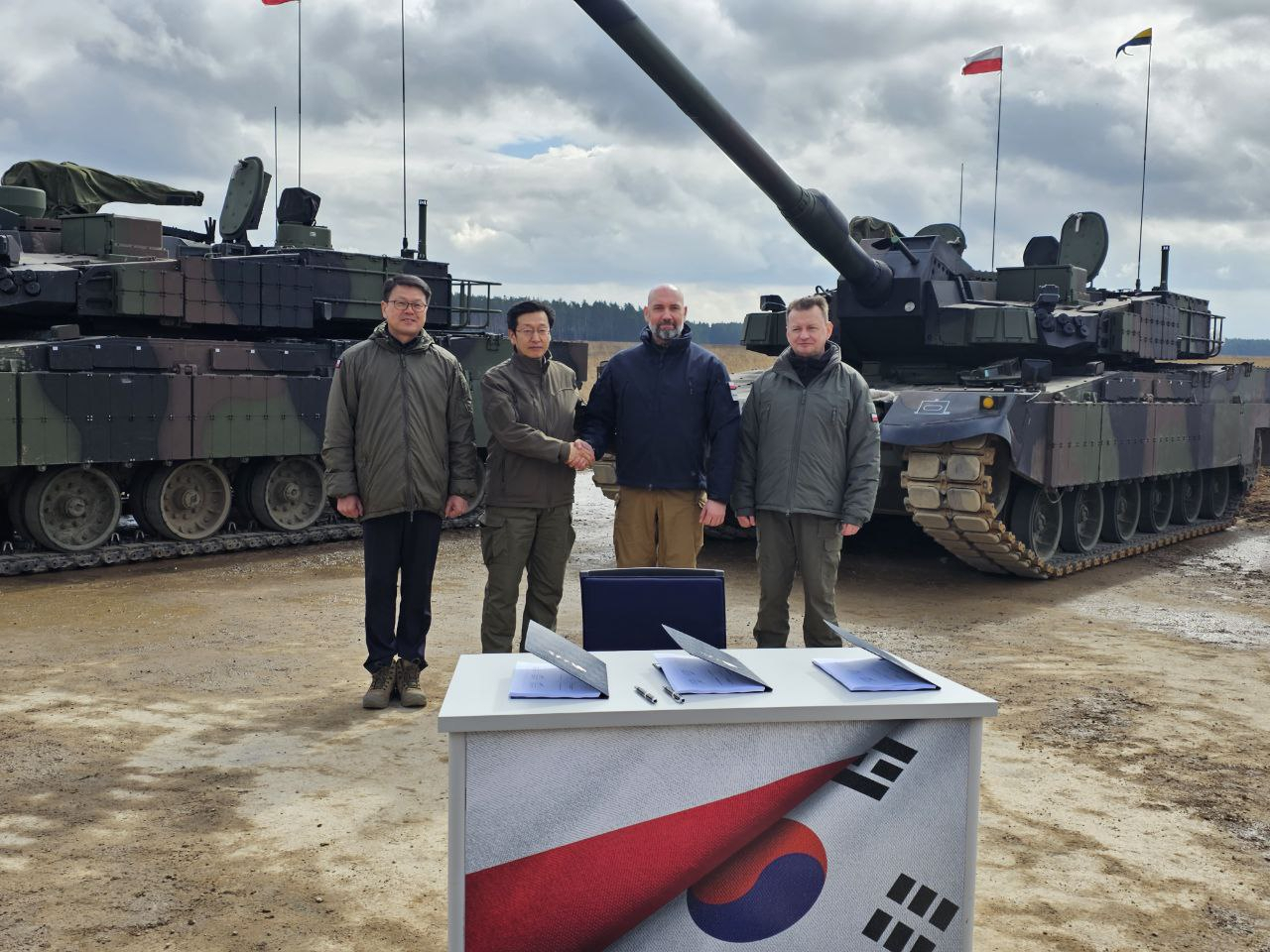 지난달 31일(현지시간) 폴란드에서 진행된 폴란드형 K2 전차 생산·납품 사업을 진행하기 위한 컨소시엄 이행합의서 체결식에서 조현기(왼쪽부터) 방위사업청 기반전력사업본부장, 안경수 현대로템 디펜스솔루션사업본부장(전무), 세바스찬 흐바웩 PGZ 회장, 마리우시 브와슈차크 폴란드 부총리 겸 국방부 장관이 기념촬영을 하고 있다. [현대로템 제공]