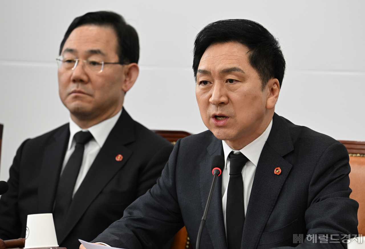 김기현(오른쪽) 국민의힘 대표가 3일 서울 영등포구 여의도 국회의사당 본청에서 열린 국민의힘 최고위원회의에 참석해 발언하고 있다. 임세준 기자
