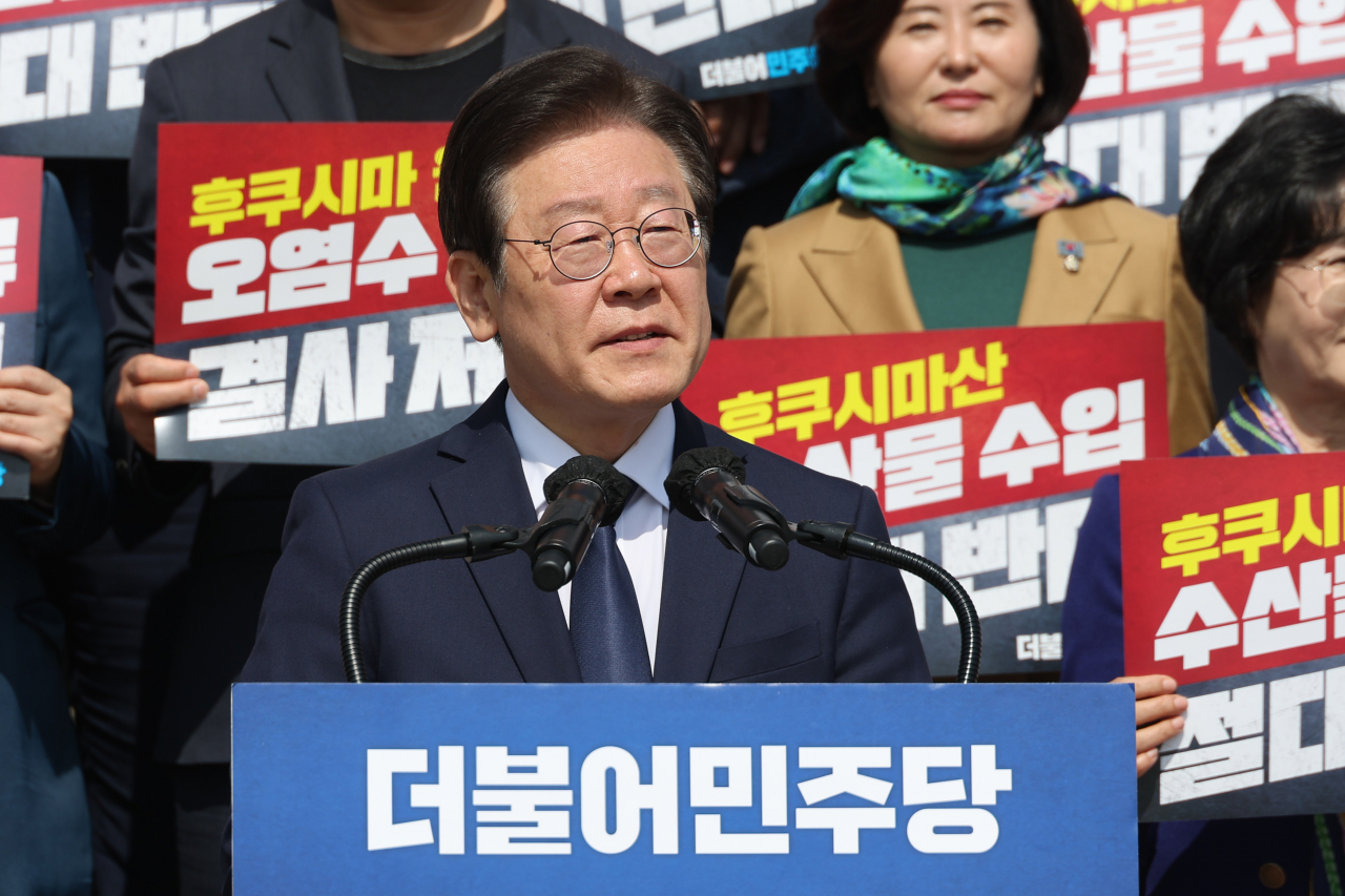 이재명 더불어민주당 대표가 지난달 30일 오전 국회에서 열린 후쿠시마산 수산물 수입 반대 및 대일 굴욕외교 규탄대회에서 발언하고 있다. [연합]