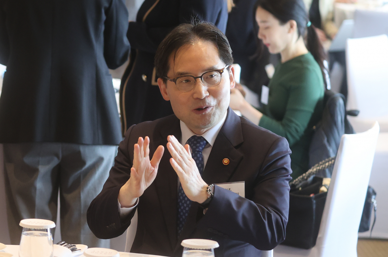 한기정 공정거래위원회 위원장이 지난달 20일 서울 용산구 그랜드 하얏트 서울 호텔에서 주한미국상공회의소(암참)가 주최한 한기정 공정거래위원장 초청 특별 간담회에서 제임스김 암참 회장과 대화를 나누고 있다. [연합]