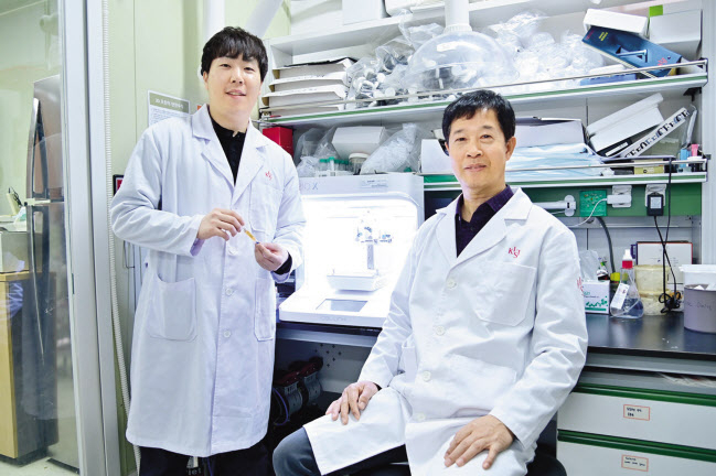 하이드로겔 기반의 3D 바이오 잉크 기술을 개발한 KIST 김준(왼쪽) 위촉연구원과 송수창 책임연구원.