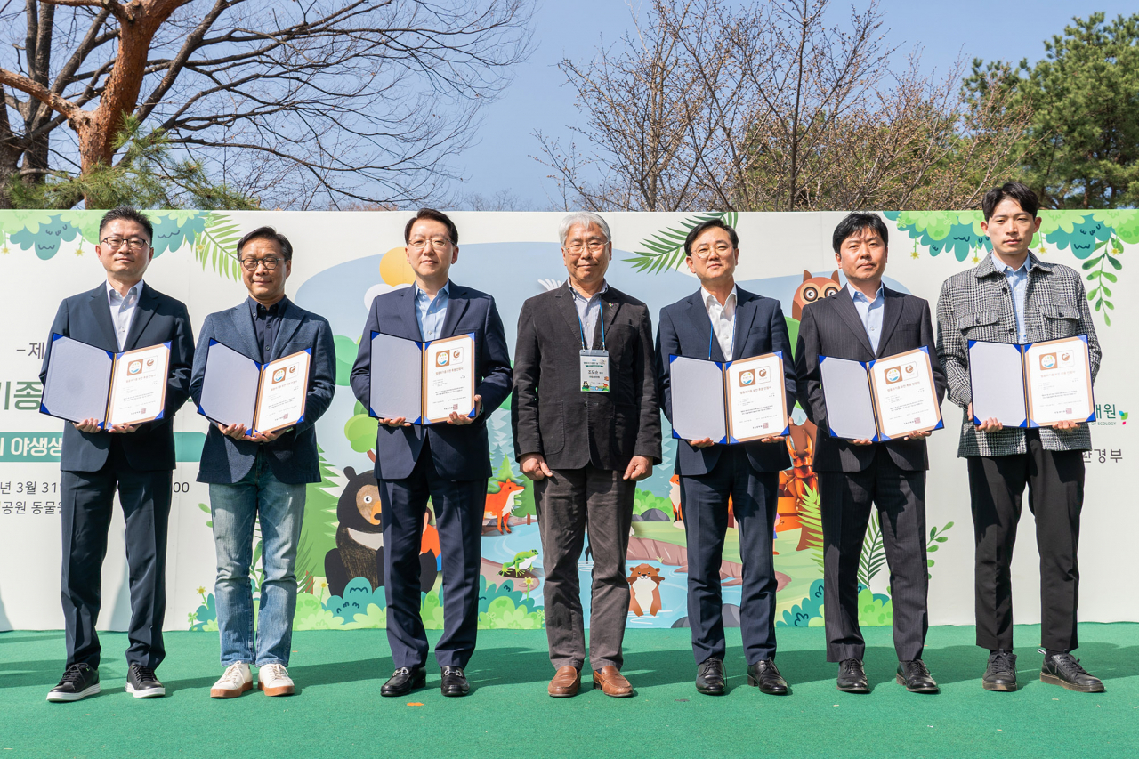 이주한(왼쪽 세번째) 효성첨단소재㈜ 커뮤니케이션실 상무와 최형식(오른쪽 세번째) 효성화학㈜ 커뮤니케이션실 상무가 지난달 31일 조도순(가운데) 국립생태원장으로부터 ‘멸종위기종 보전 후원 인정제’ 인정서를 받고 기념촬영을 하고 있다. [효성그룹 제공]