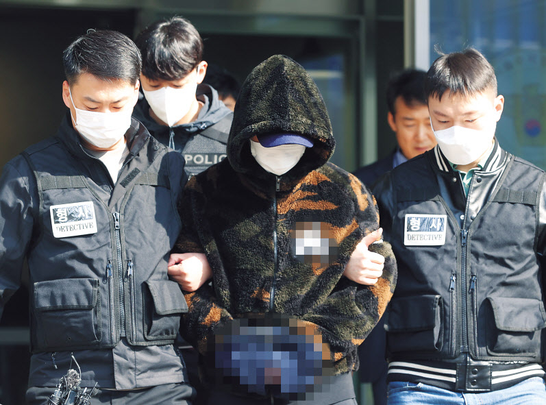 체포 사흘만에 모습을 드러낸 서울 강남구 40대 여성 납치 및 살해 사건 용의자들이 3일 오전 서울 수서경찰서에서 구속 전 피의자 심문(영장심사) 출석을 위해 서울중앙지방법원으로 향하는 호송차로 이동하고 있다. [연합]
