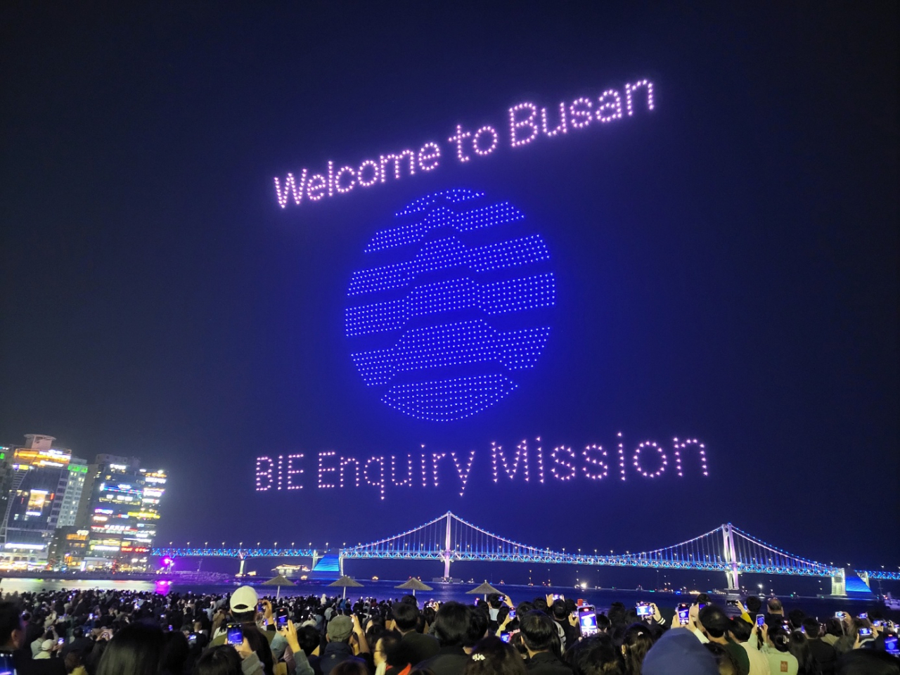 지난 1일 오후 부산 광안리해수욕장 일대에서 '2030 국제 엑스포' 유치를 기원하는 1천500대의 드론 공연이 밤하늘을 수놓고 있다. [연합]