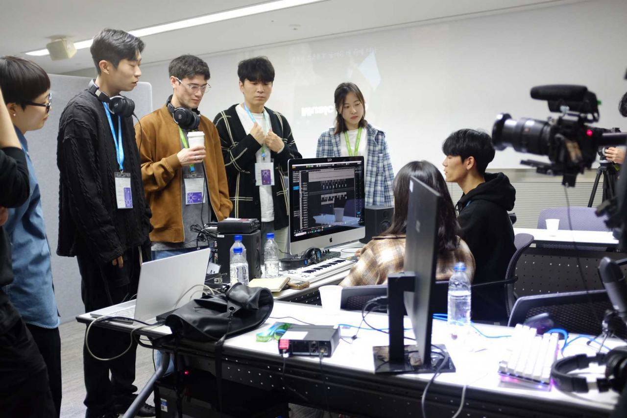 원더월 디 에코 송캠프 참가자들이 팀을 이뤄 곡을 쓰고, 멘토들에게 피드백을 받고 있다. [원더월 제공]