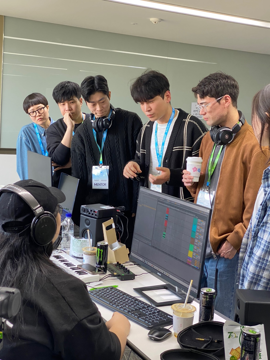 원더월 디 에코 송캠프 참가자들이 팀을 이뤄 곡을 쓰고, 멘토들에게 피드백을 받고 있다. [원더월 제공]