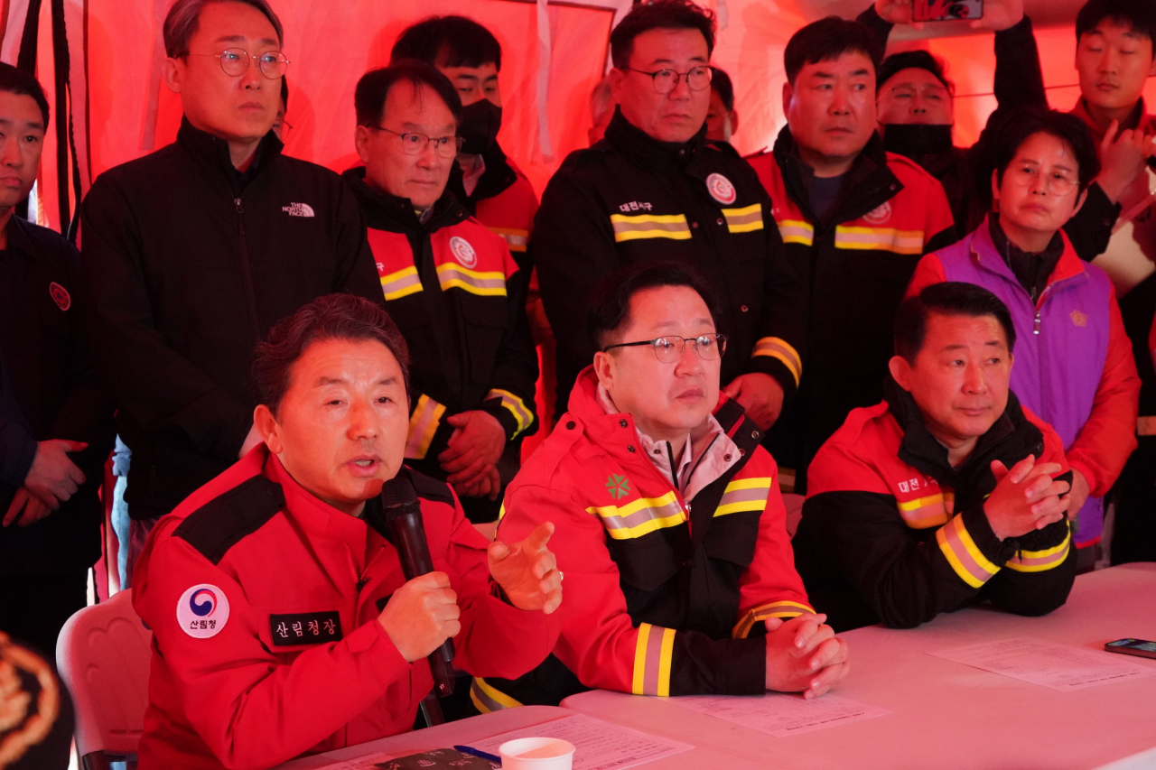 대전 충청지역 산불 진화 상황 판단 회의: 남성현 산림청장(왼쪽) 이장우 대전시장(가운데) 서철모 서구청장(오른쪽)