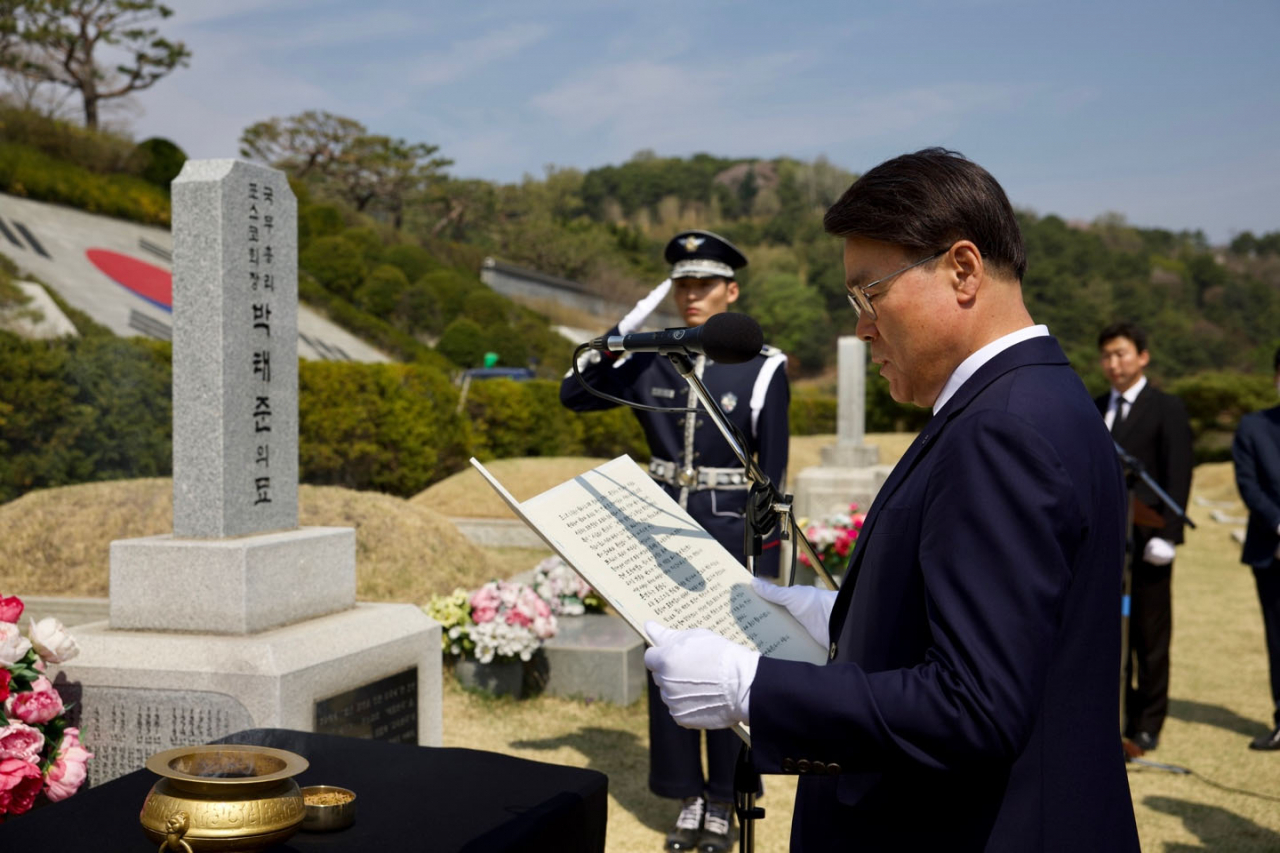 최정우(사진) 포스코그룹 회장이 3일 국립서울현충원을 찾아 박정희 대통령과 박태준 초대회장 묘소를 찾아 추모사를 읽고 있다. [포스코홀딩스 제공]