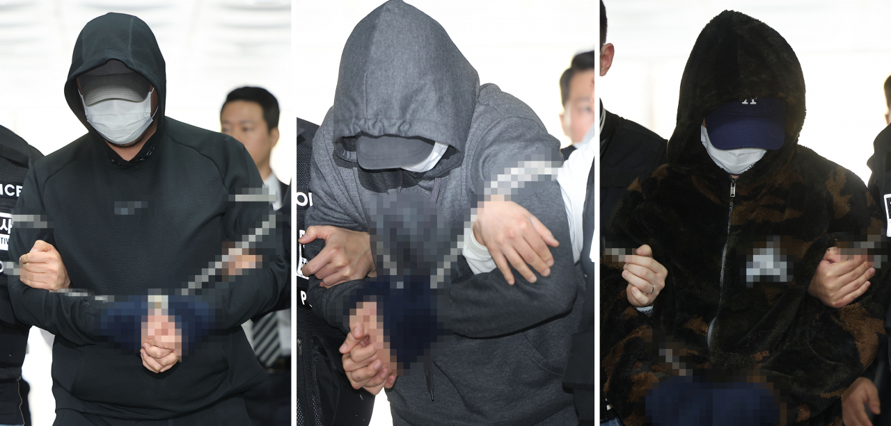 강남 주택가에서 40대 여성을 납치해 살해하고 시신을 유기한 혐의를 받는 이모 씨 등 3명이 3일 오전 서울 서초구 서울중앙지방법원에서 열린 구속 전 피의자 심문(영장심사)에 출석하고 있다. [연합]