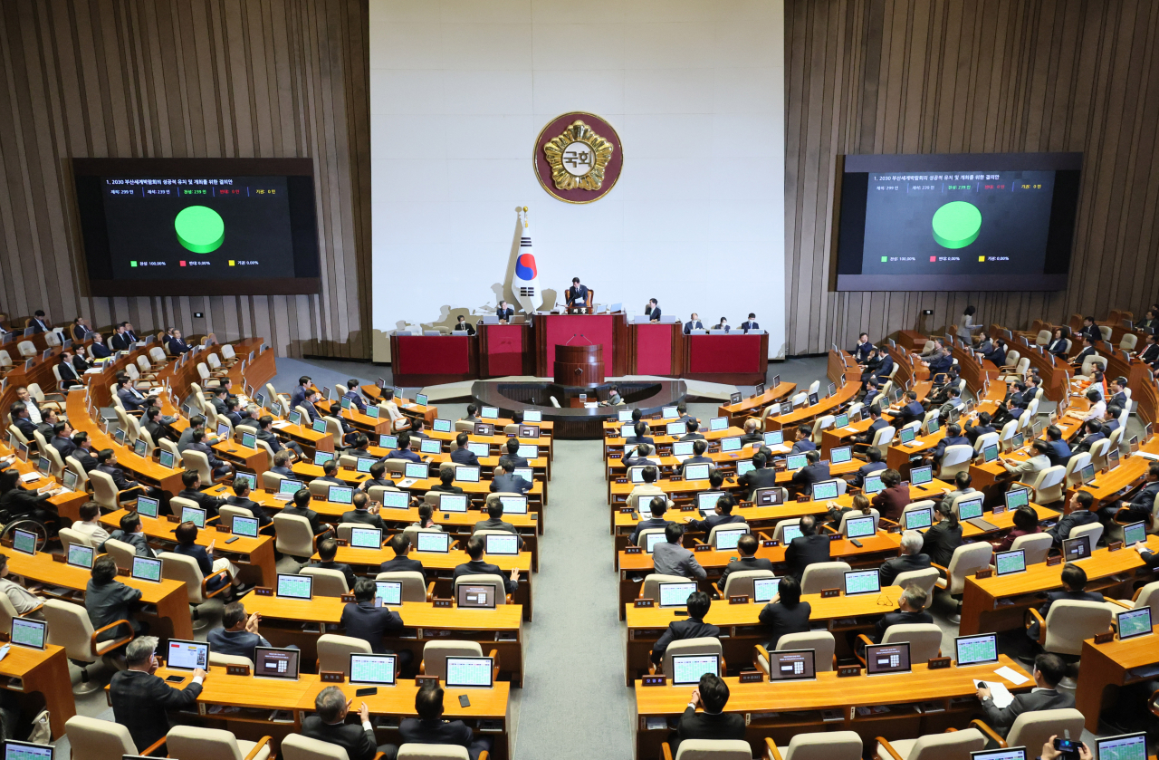 3일 오후 열린 국회 본회의에서 '2030 부산 세계박람회 성공적 유치 및 개최를 위한 결의안'이 만장일치로 통과되고 있다. [연합]