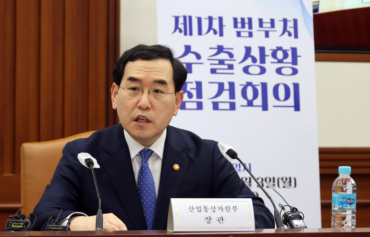 이창양 산업부 장관이 3일 정부서울청사에서 제1회 범부처 수출상황점검회의를 하고 있다. [연합]