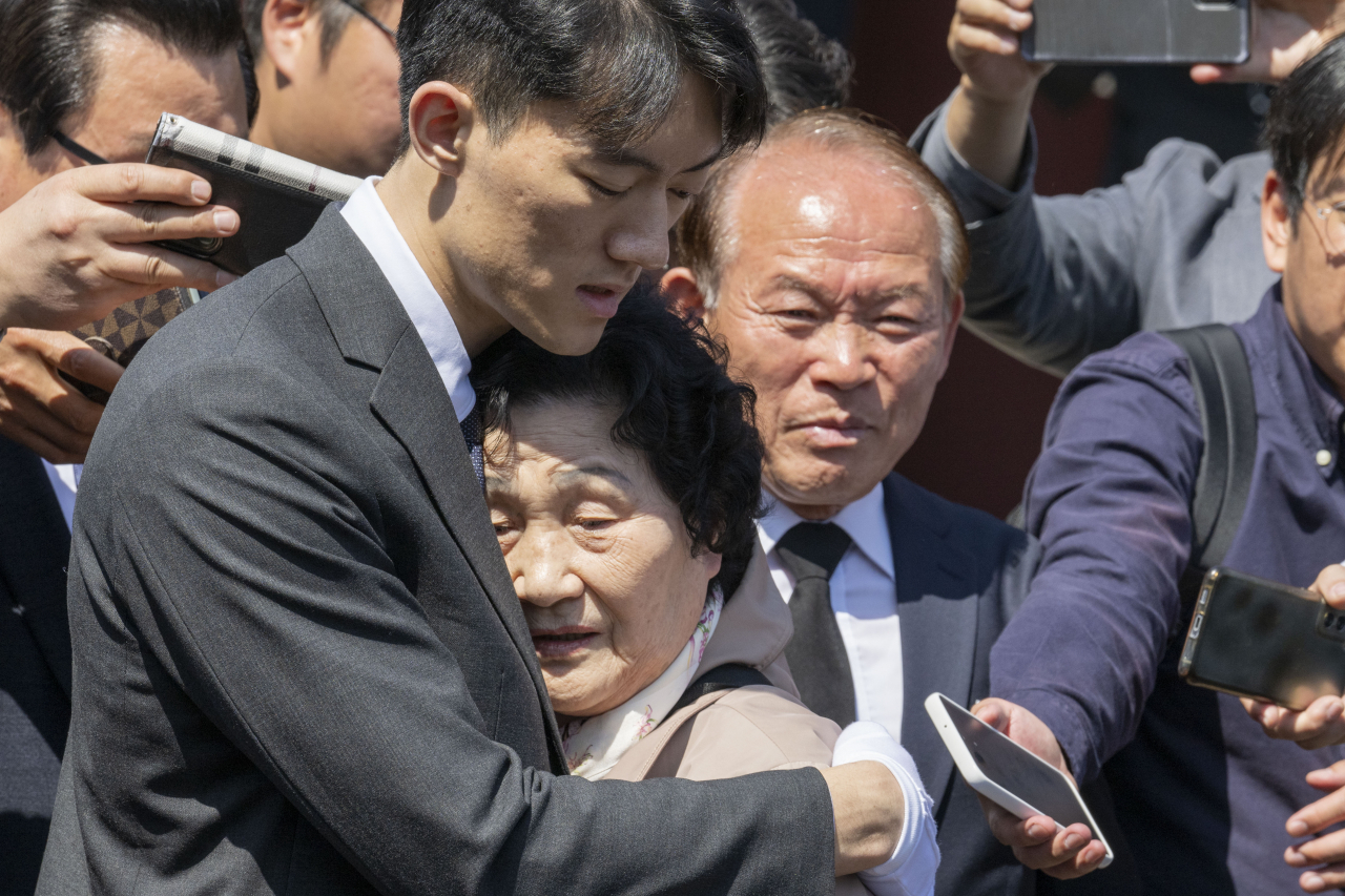 전우원 씨가 3월 31일 오전 광주 북구 운정동 국립 5.18 묘지 고 문재학 열사 묘역을 참배한 뒤 모친 김길자 씨에게 사과하고 있다. [연합]