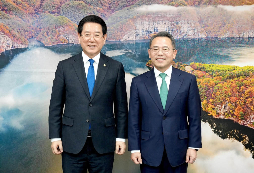 김형순(오른쪽) 신임 전남환경산업진흥원장[전남도 제공]