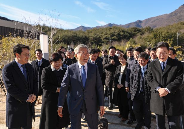 문재인 전 대통령이 지난 1월2일 오후 경남 양산시 하북면 평산마을 사저에서 이재명 더불어민주당 대표를 비롯한 당 지도부들과 환담을 나누고 있다. 더불어민주당 제공.