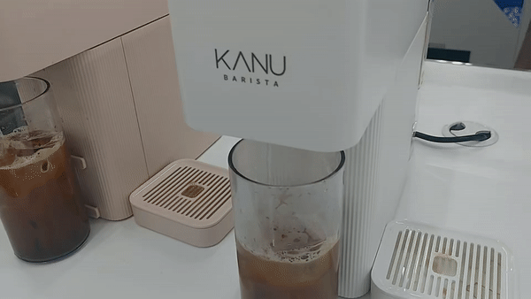 3일 서울 성동구 성수동의 카누 팝업스토어에서 캡슐을 넣은 커피 머신이 작동하고 있다. 김희량 기자