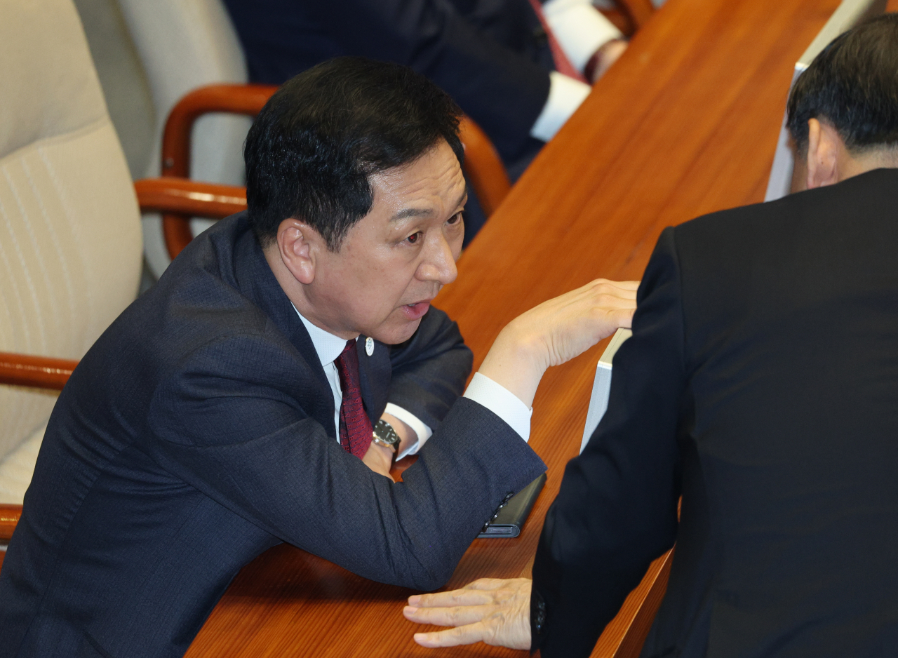 국민의힘 김기현 대표가 3일 오후 국회에서 열린 본회의에서 대화하고 있다. [연합]