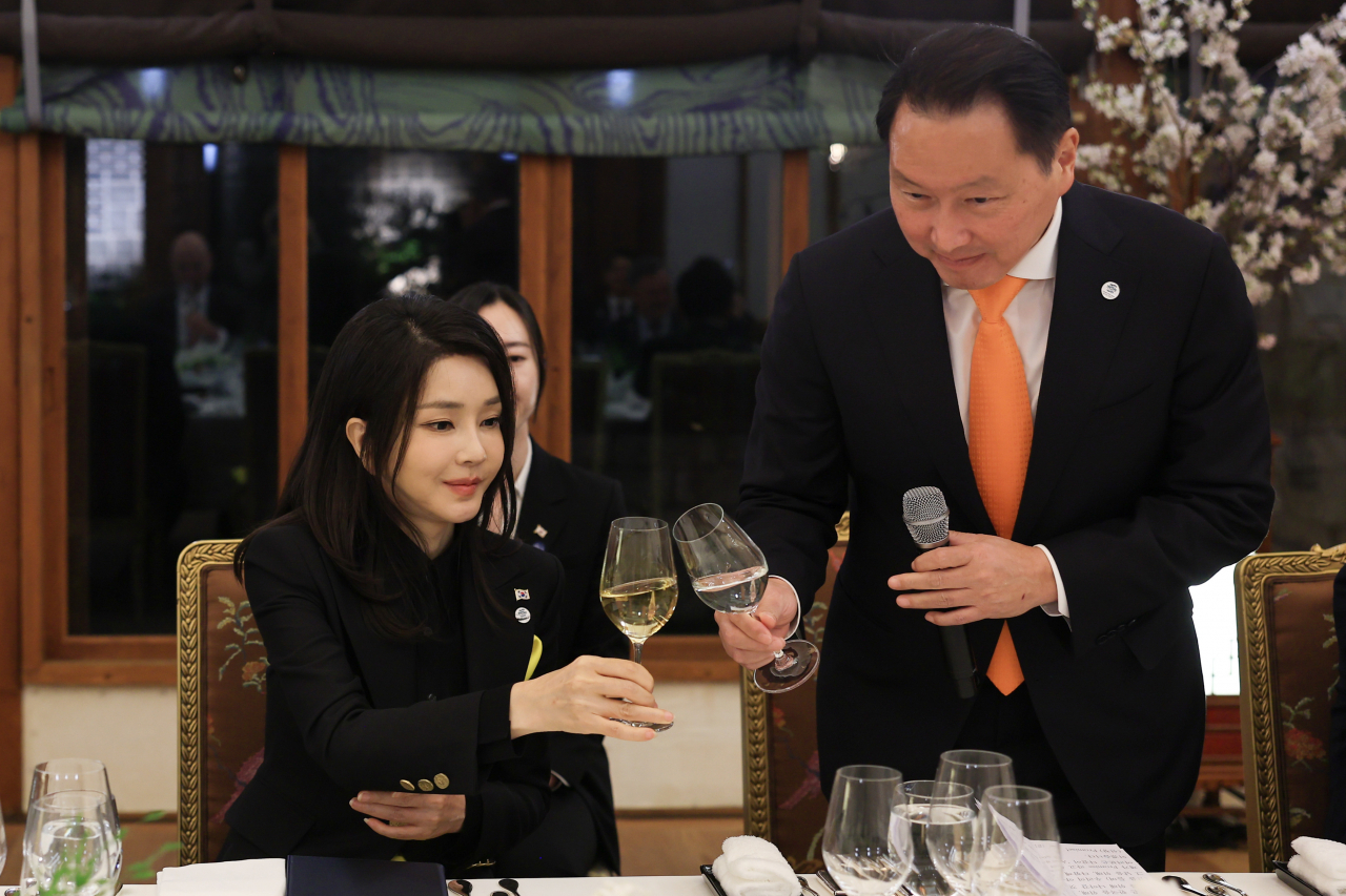 김건희 여사가 3일 오후 청와대 상춘재에서 2030년 세계박람회(엑스포) 개최 후보지인 부산 실사를 위해 한국을 방문한 국제박람회기구(BIE) 관계자들과 환영 만찬을 하며 최태원 대한상의 회장과 건배하고 있다. [연합]