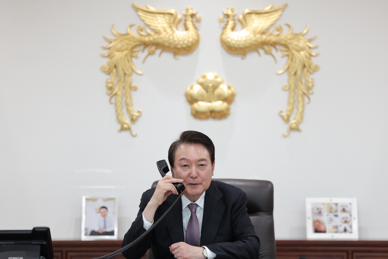 윤석열 대통령이 3일 마크 루터 네덜란드 총리와 전화 회담을 하고 있다. 윤 대통령은 이날 오후 5시 30분부터 30분간 이뤄진 전화 회담에서 네덜란드가 서유럽 최초로 2030 부산엑스포 유치에 지지 의사를 표시해준 데 대해 감사의 뜻을 전했다고 이도운 대통령실 대변인이 브리핑에서 밝혔다. [연합]