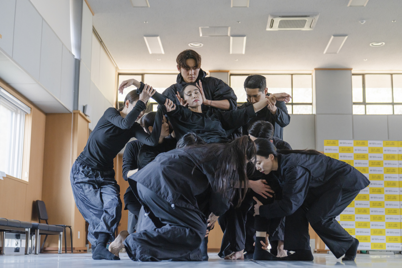 Dancers perform “Echo” choreographed by Jung Bo-kyung during a rehearsal at the National Theater of Korea on Thursday. (National Dance Company of Korea)