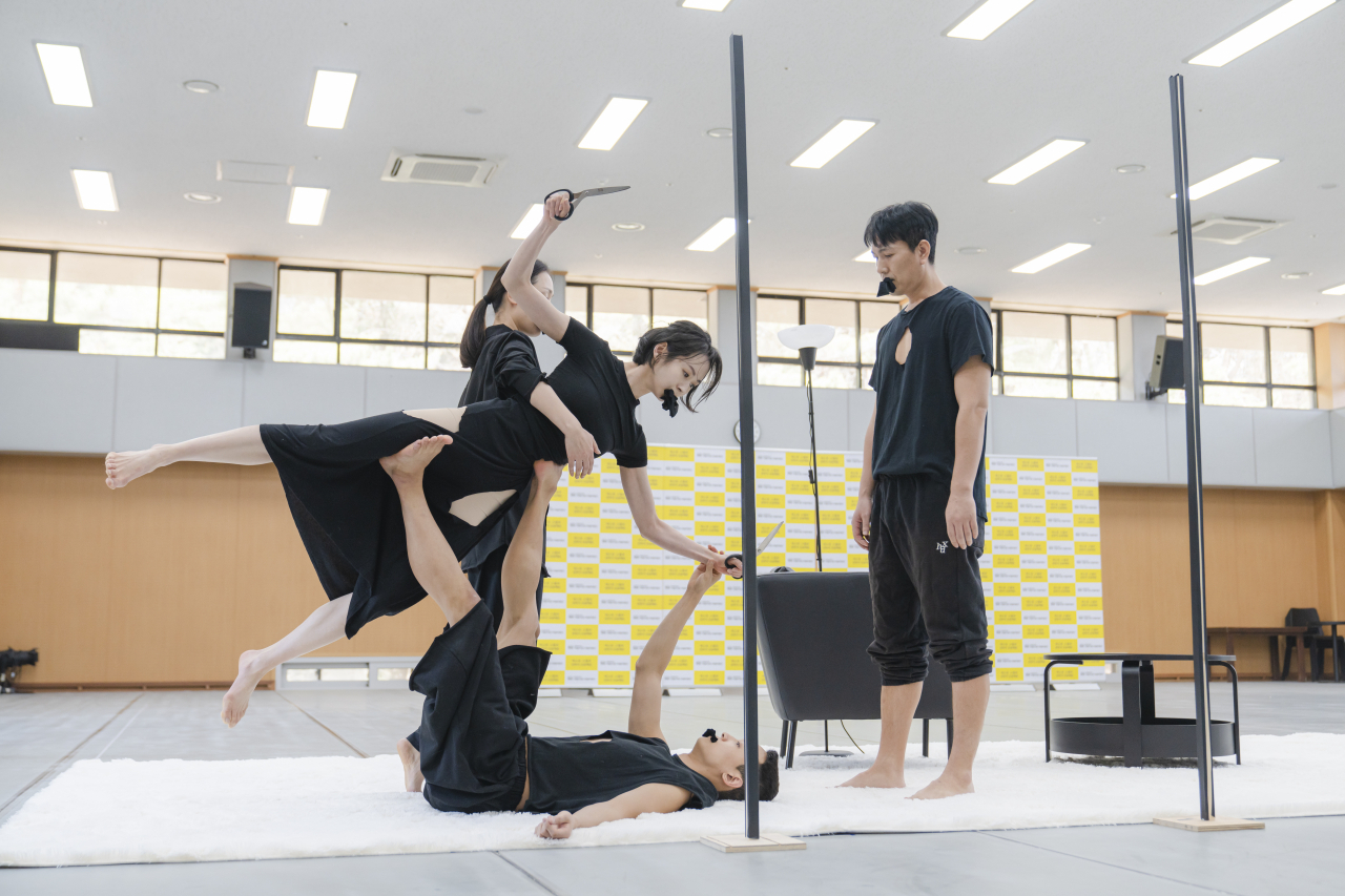 Dancers perform “The Beast” choreographed by Choi Ho-jong during a rehearsal at the National Theater of Korea on Thursday. (National Dance Company of Korea)