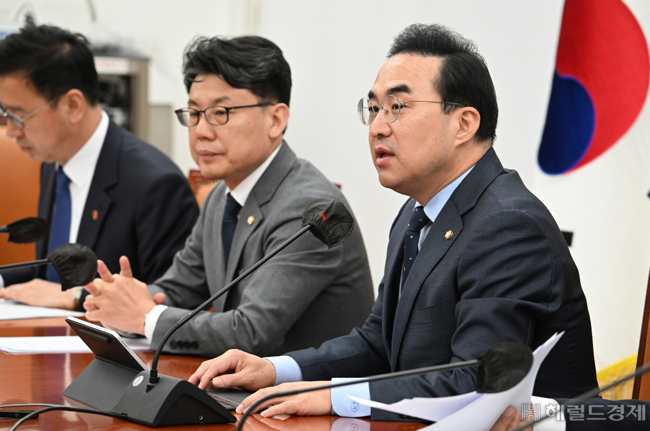 박홍근 더불어민주당 원내대표가 4일 서울 영등포구 여의도 국회의사당 본청에서 열린 원내대책회의에 참석해 발언하고 있다. 임세준 기자