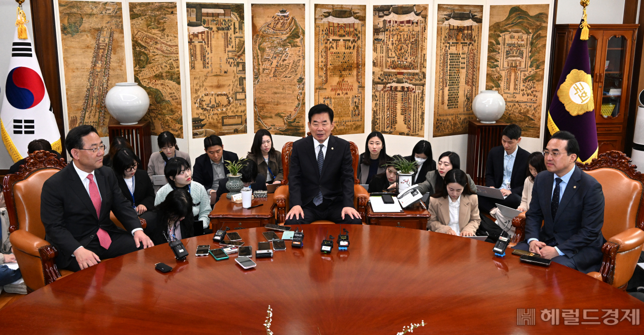 주호영(왼쪽부터) 국민의힘 원내대표와 김진표 국회의장, 박홍근 더불어민주당 원내대표가 4일 서울 영등포구 여의도 국회의사당 국회의장실에서 열린 국회의장 주재 교섭단체 원내대표 회동에 참석해 이야기를 나누고 있다. 임세준 기자