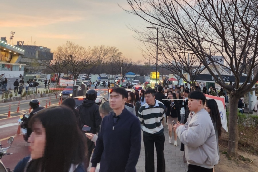 서울 여의도 한강공원 배달존에서 음식을 기다리고 있는 사람들의 모습. 이영기 기자/20ki@