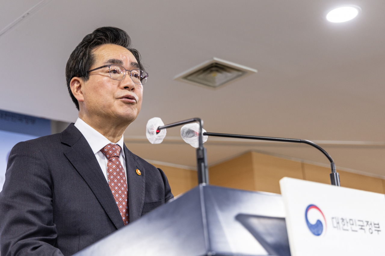 정황근 농림축산식품부 장관이 4일 오후 정부서울청사에서 윤석열 대통령이 초과 생산된 쌀을 정부가 의무 매입하도록 하는 양곡관리법 개정안에 대해 법률안 거부권(재의요구권)을 행사한 것과 관련한 기자회견에서 향후 대책에 대해 밝히고 있다. [연합]