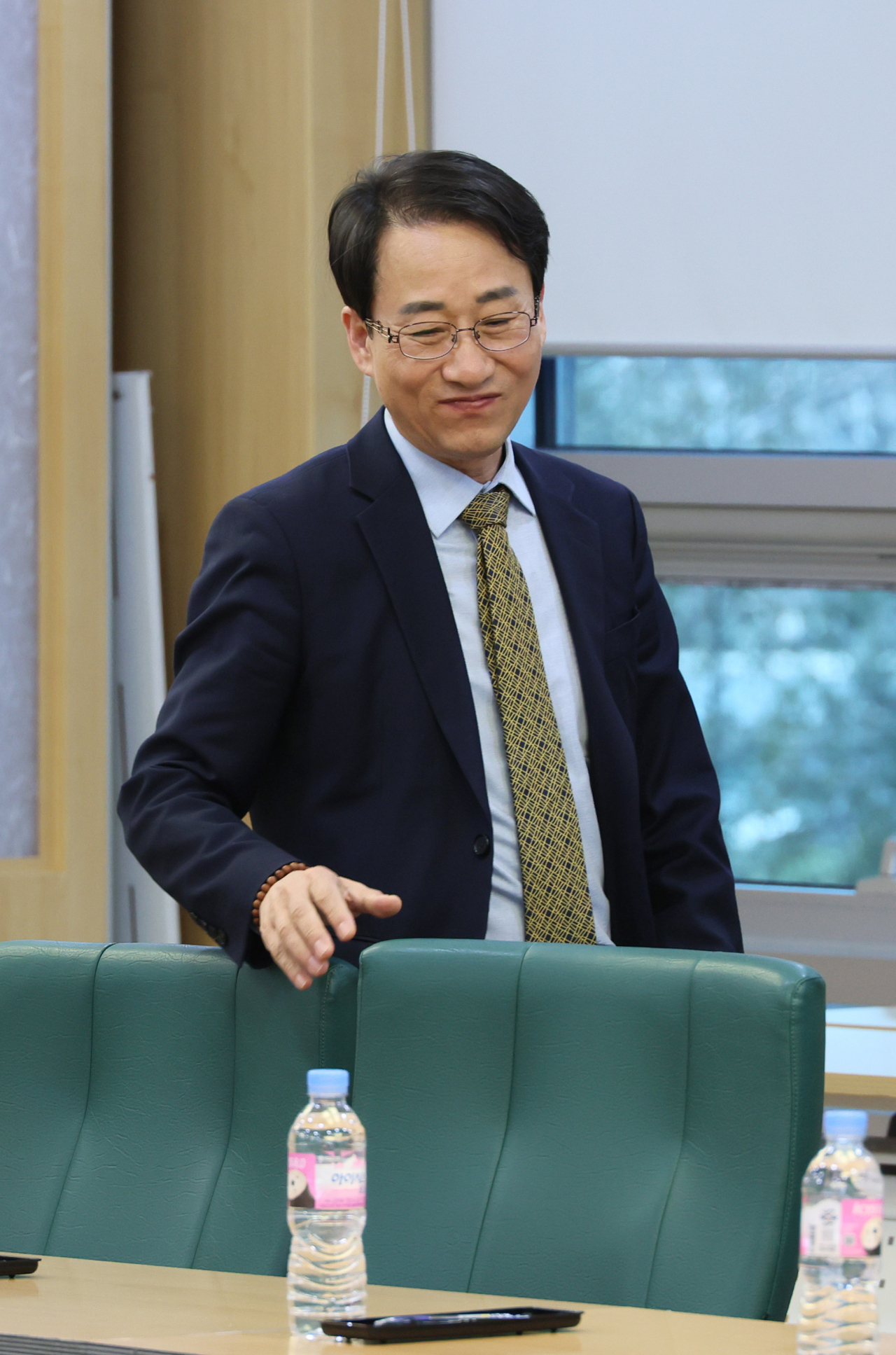 더불어민주당 이원욱 의원이 28일 오후 국회 의원회관에서 비공개로 열린 '민주당의 길' 5차 토론회에 참석하고 있다. 연합뉴스