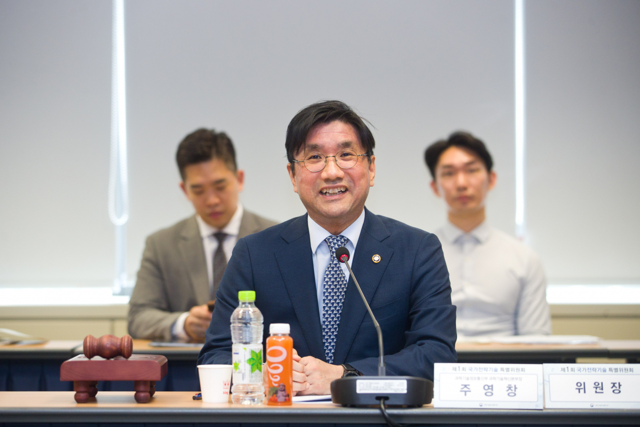 주영창 과학기술정보통신부 과학기술혁신본부장이 4일 오후 서울 종로구 광화문교보빌딩 국가과학기술자문회의 대회의실에서 열린 '제1회 국가전략기술특별위원회'에서 발언을 하고 있다.[과기정통부 제공]