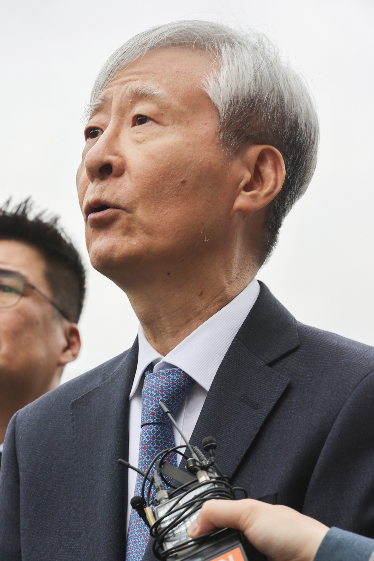 이태원참사 관련 탄핵 재판을 받는 이상민 행정안전부 장관 측 윤용섭 변호사가 4일 오후 서울 종로구 헌법재판소 앞에서 변론준비기일 출석에 앞서 취재진에 입장을 밝히고 있다. 연합뉴스