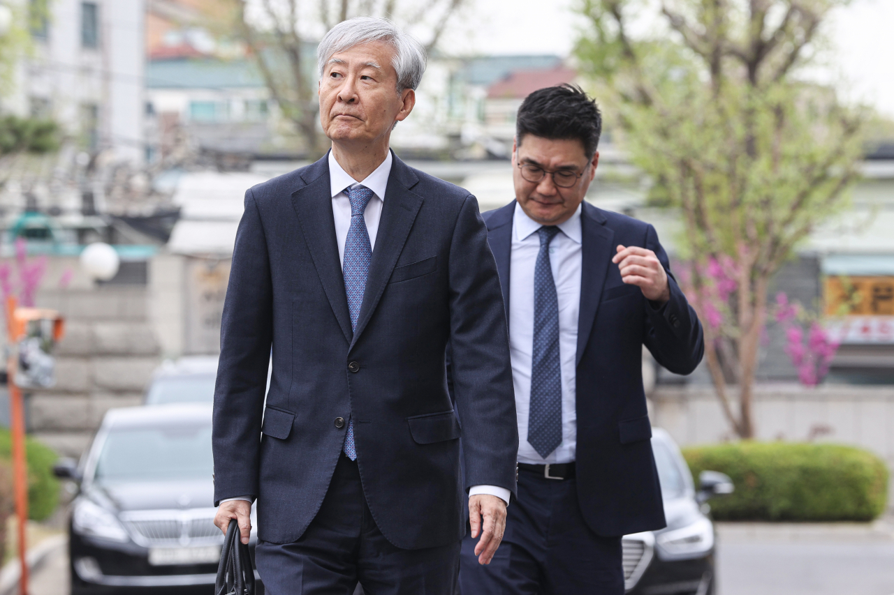 이태원참사 관련 탄핵 재판을 받는 이상민 행정안전부 장관 측 윤용섭 변호사를 비롯한 법률대리인단이 4일 오후 변론준비기일 출석을 위해 서울 종로구 헌법재판소로 이동하고 있다. 연합뉴스