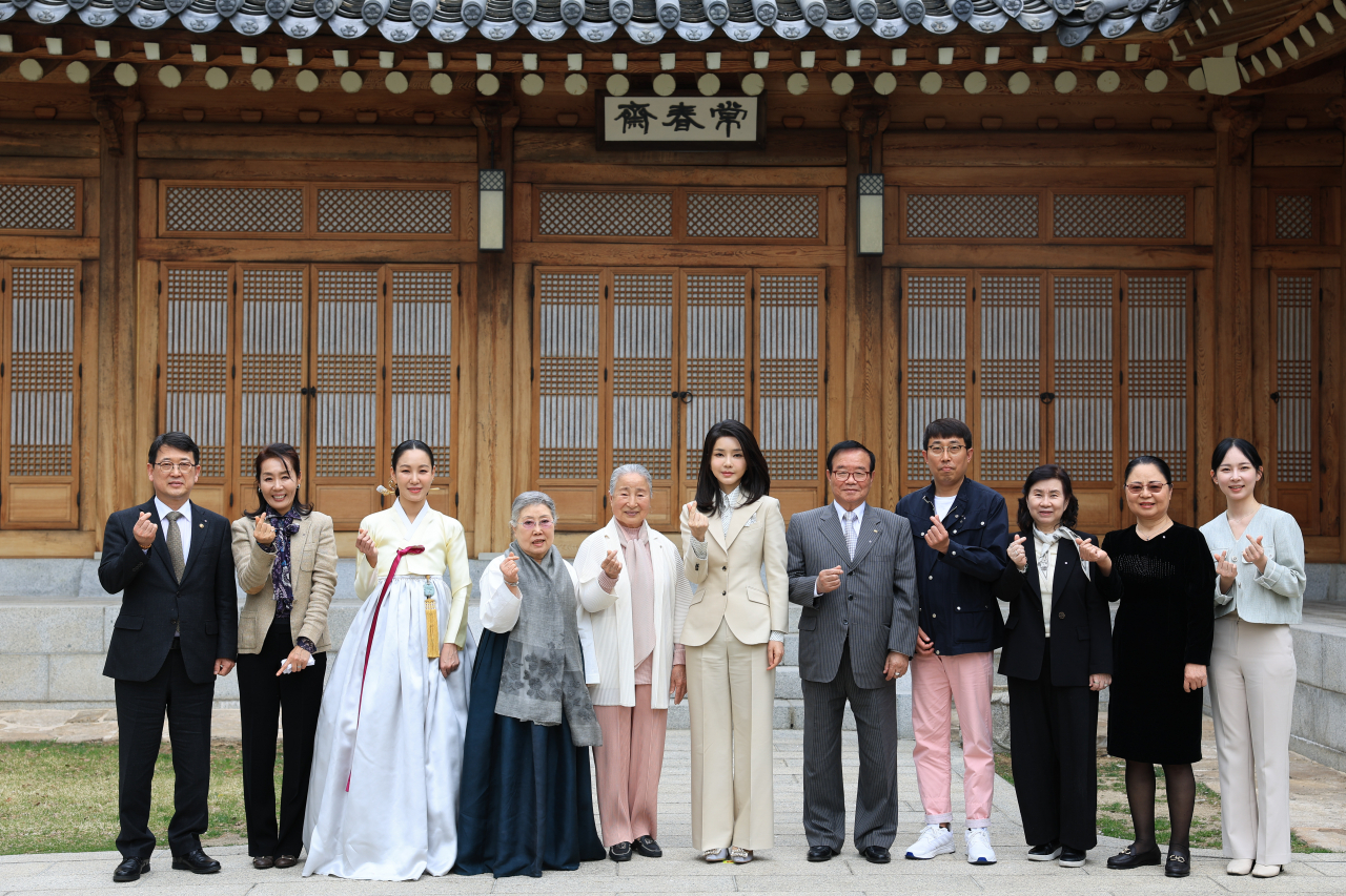 김건희 여사가 4일 청와대 상춘재에서 열린 국가무형문화재 전통공연·예술 분야 전승자 오찬에서 참석자들과 기념촬영을 하고 있다. [연합]