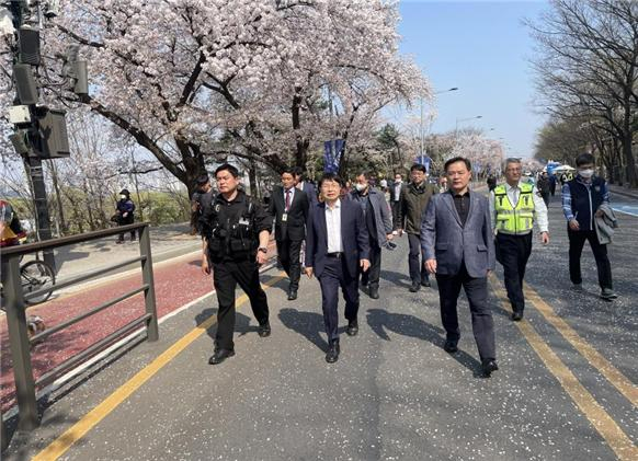 서울시 자치경찰위원회는 지난달 31일, 이달 3일 등 2회에 걸쳐 여의도 봄꽃축제 안전관리 상황을 점검했다고 5일 밝혔다. 사진은 현장 점검 장면. [서울시 제공]