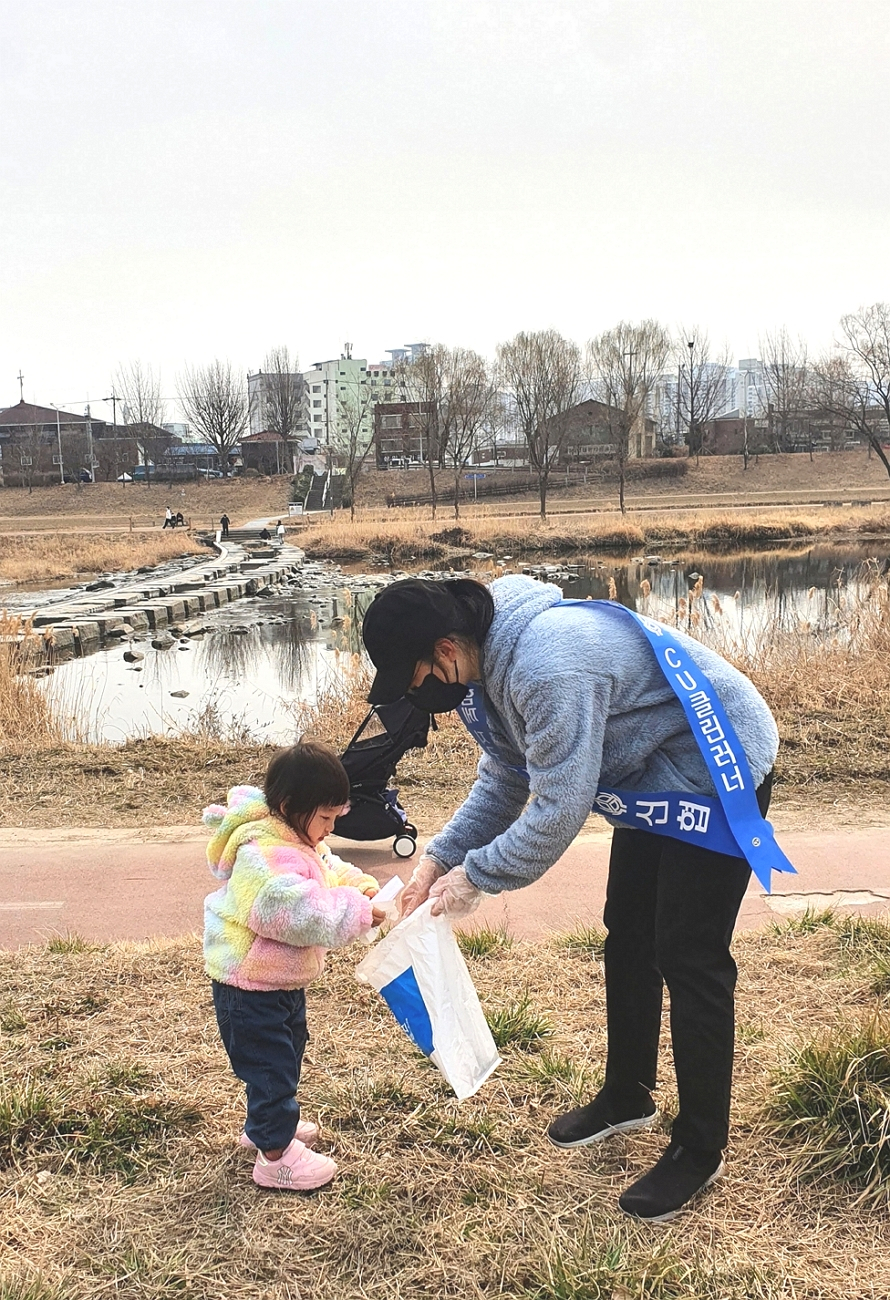 ‘CU클린러너&하이커’ 활동에 참여한 신협중앙회 직원이 쓰레기를 주우며 환경정화에 나섰다. [사진=신협중앙회]