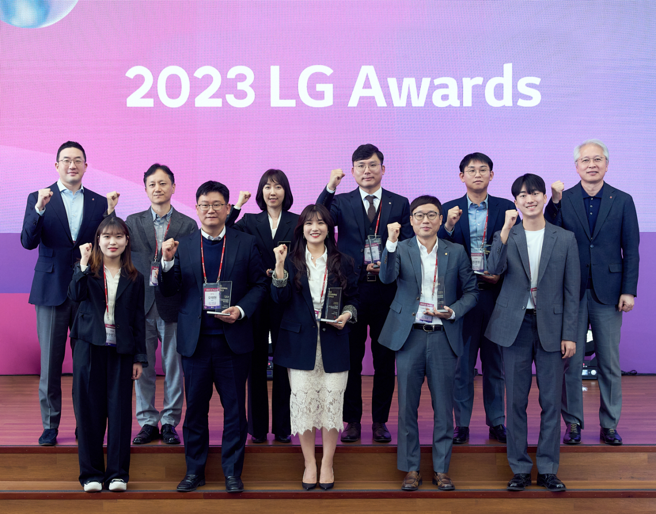 지난 4일 경기도 이천 LG인화원에서 열린 LG 어워즈에서 구광모(뒷줄 왼쪽 첫번째) ㈜LG 대표가 고객 대표(앞줄 좌우 끝), 수상자들과 기념 촬영을 하고 있다. [㈜LG 제공]
