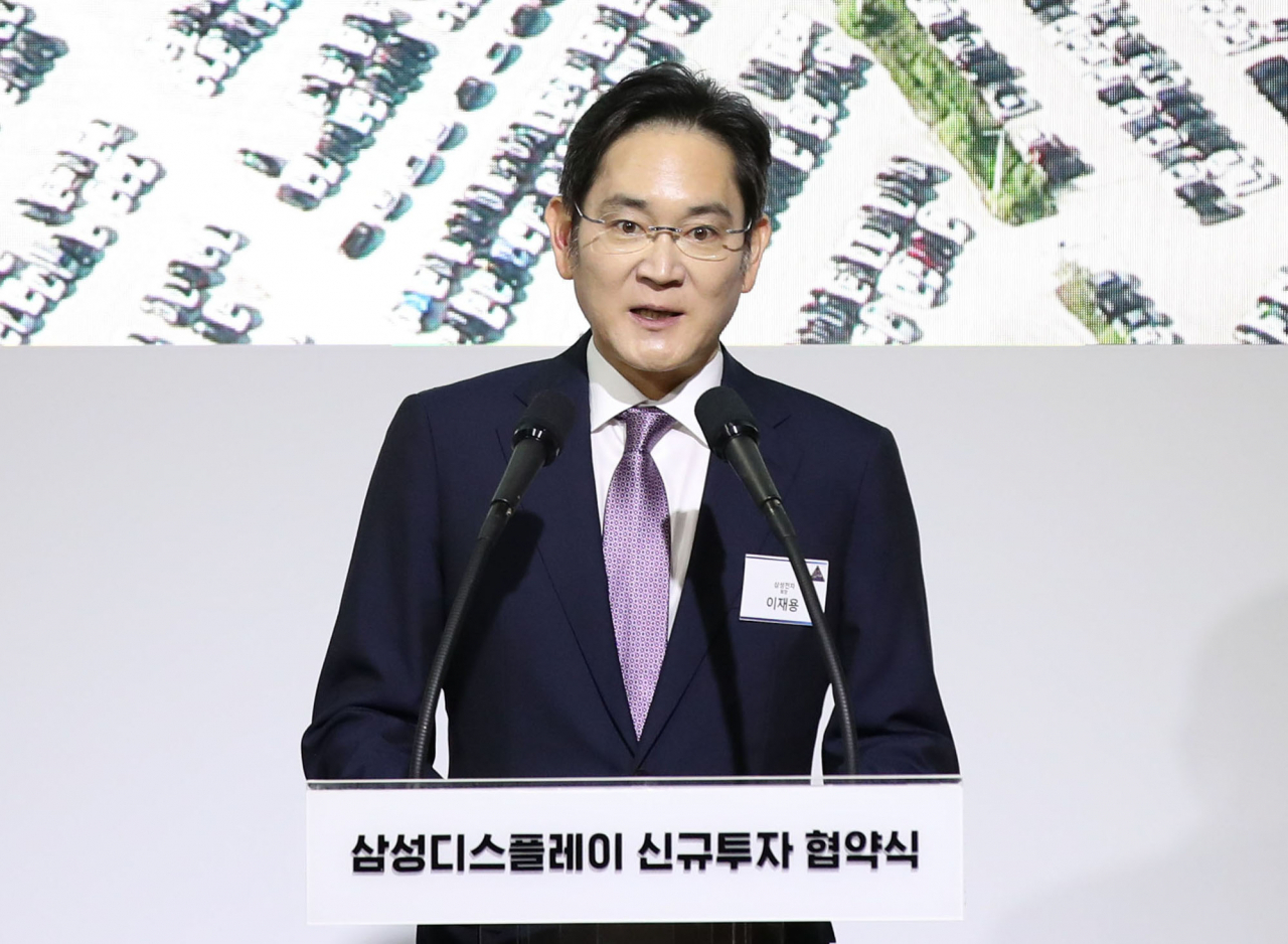 이재용 삼성전자 회장이 4일 충남 아산 삼성디스플레이에서 열린 디스플레이 신규투자 협약식에서 윤석열 대통령에게 방문 감사인사를 하고 있다. [연합]