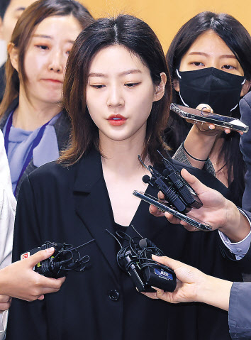 김새론이 5일 오전 서울 서초구 서울중앙지법에서 열린 1심 선고공판에서 벌금 2000만원 선고를 받은 뒤 취재진 질문에 답하고 있다. [연합]