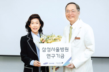박승우(오른쪽) 삼성서울병원장과 이어룡 대신파이낸셜그룹 회장이 5일 서울 강남구 삼성서울병원에서 개최한 후원금 전달식에서 기념 촬영을 하고 있다. [대신증권]
