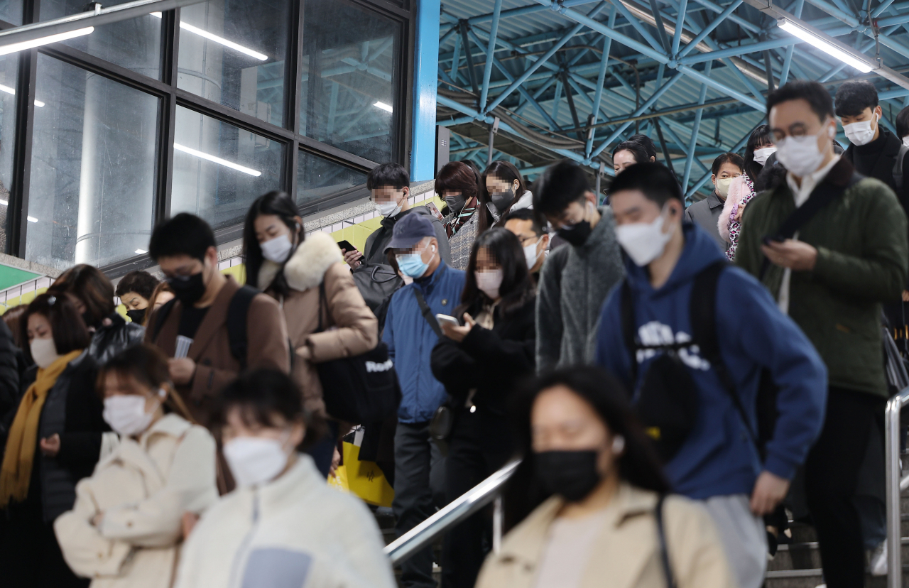 서울교통공사는 열차 승객이 몰리는 저녁시간대 활동하는 ‘지하철 취약시간 안전도우미’ 630명을 10&sim;17일 모집한다. 사진은 서울 지하철을 이용하는 시민들. [연합]