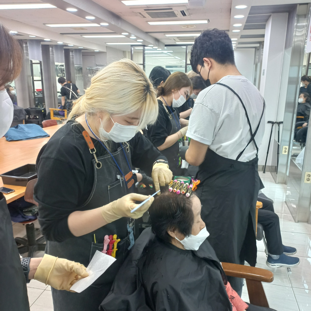경남정보대 헤어디자인과 전공동아리 ‘가위손’ 봉사활동. [경남정보대 제공]