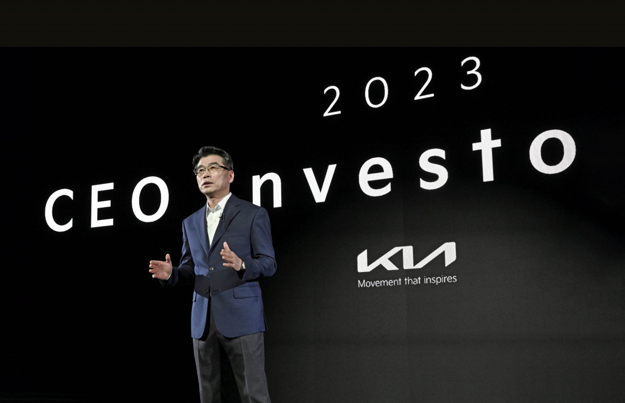 송호성 기아 사장이 ‘2023 CEO 인베스터 데이’에서 기아의 전동화 전환 계획 등 중장기 사업 전략과 재무 목표 등에 대해서 설명하고 있다. [기아 제공]